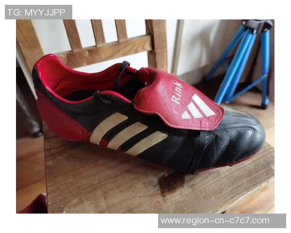 探索adidas猎鹰足球鞋的卓越性能与时尚设计助你在赛场上闪耀风采